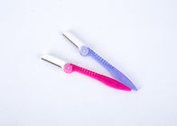 Zwei Farbplastikaugenbrauen-Rasiermesser-Augenbraue, die Messer für dauerhaftes Make-up formt